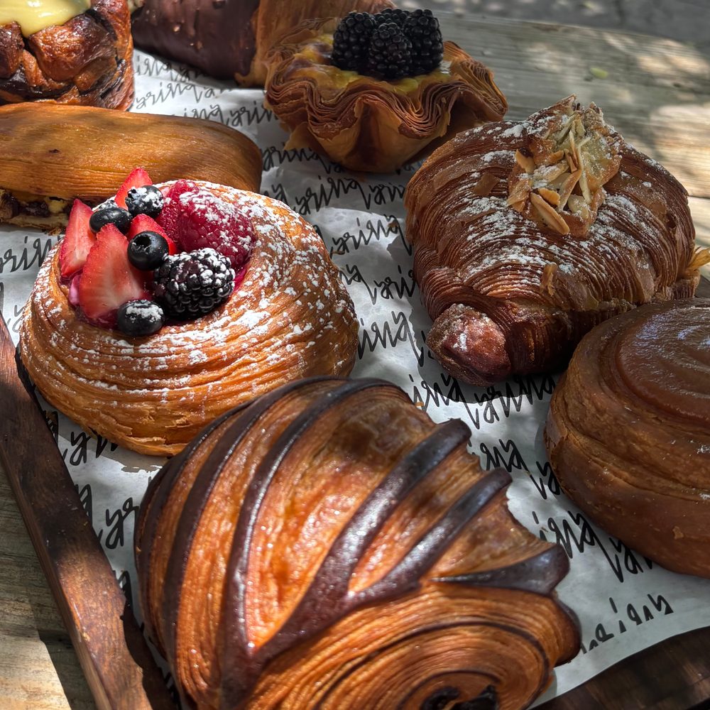 Charola con croissants y pan dulce hojaldrado de Larina